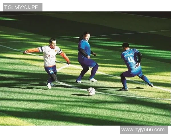 与足球明星亲密互动的精彩瞬间视频合集，感受球场外的友谊与热情