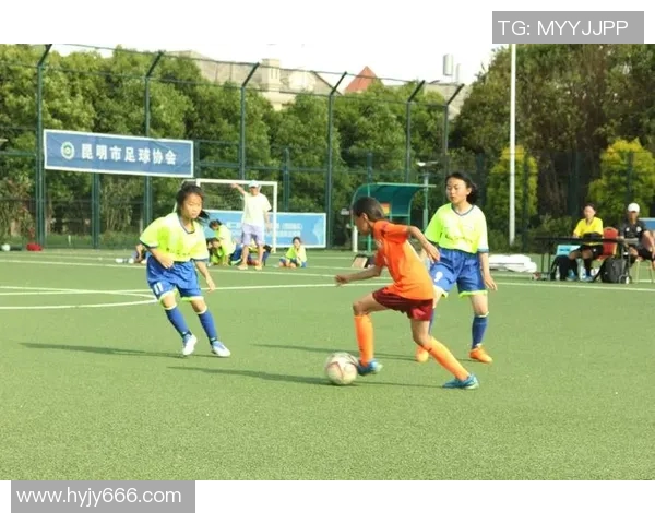 小女孩的足球梦想启航成为未来的足球明星之路