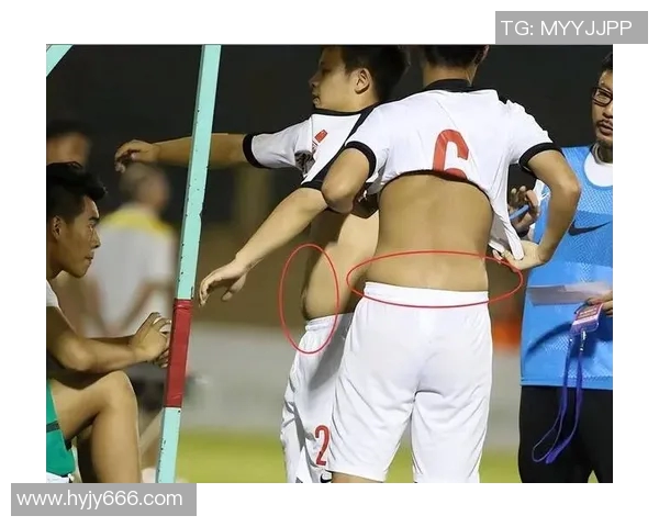 足球明星展现完美腹肌跪滑姿势引发热议网友热评不断